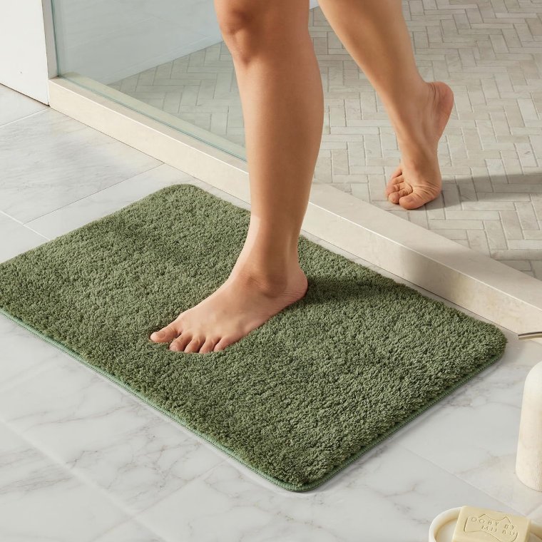 A TYUU waffle bath mat on a bathroom floor